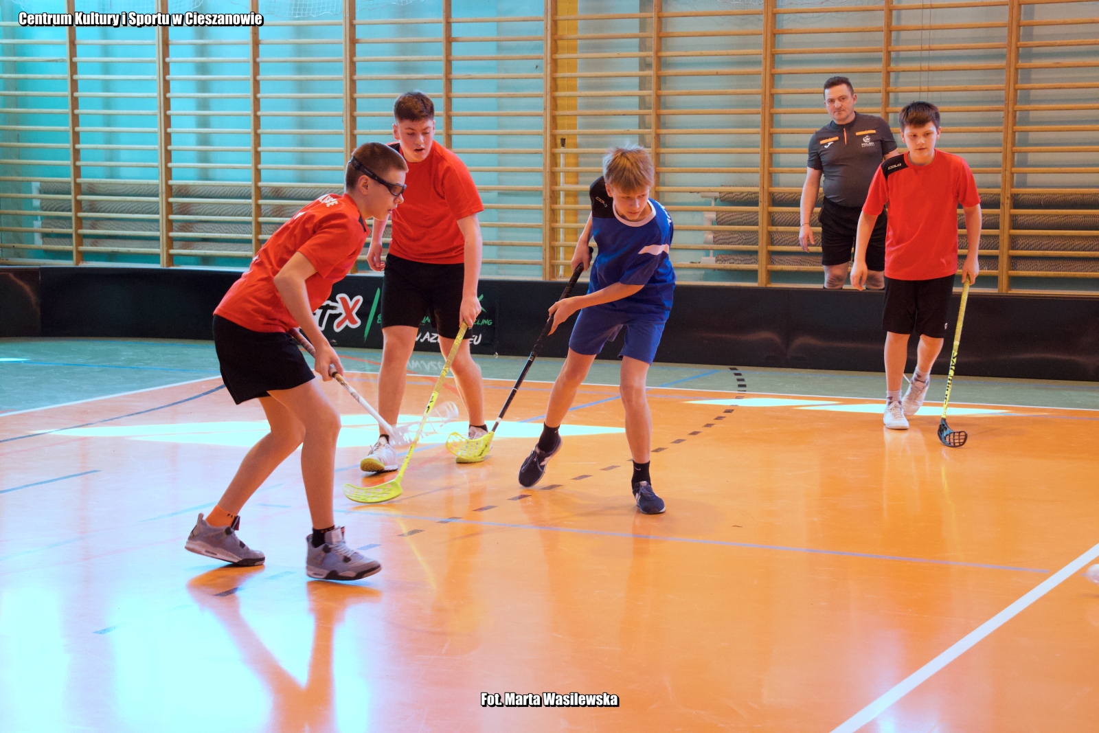 Obraz przedstawiający SP Nowa Wieś i SP Dachnów triumfują w turnieju unihokeja w Cieszanowie