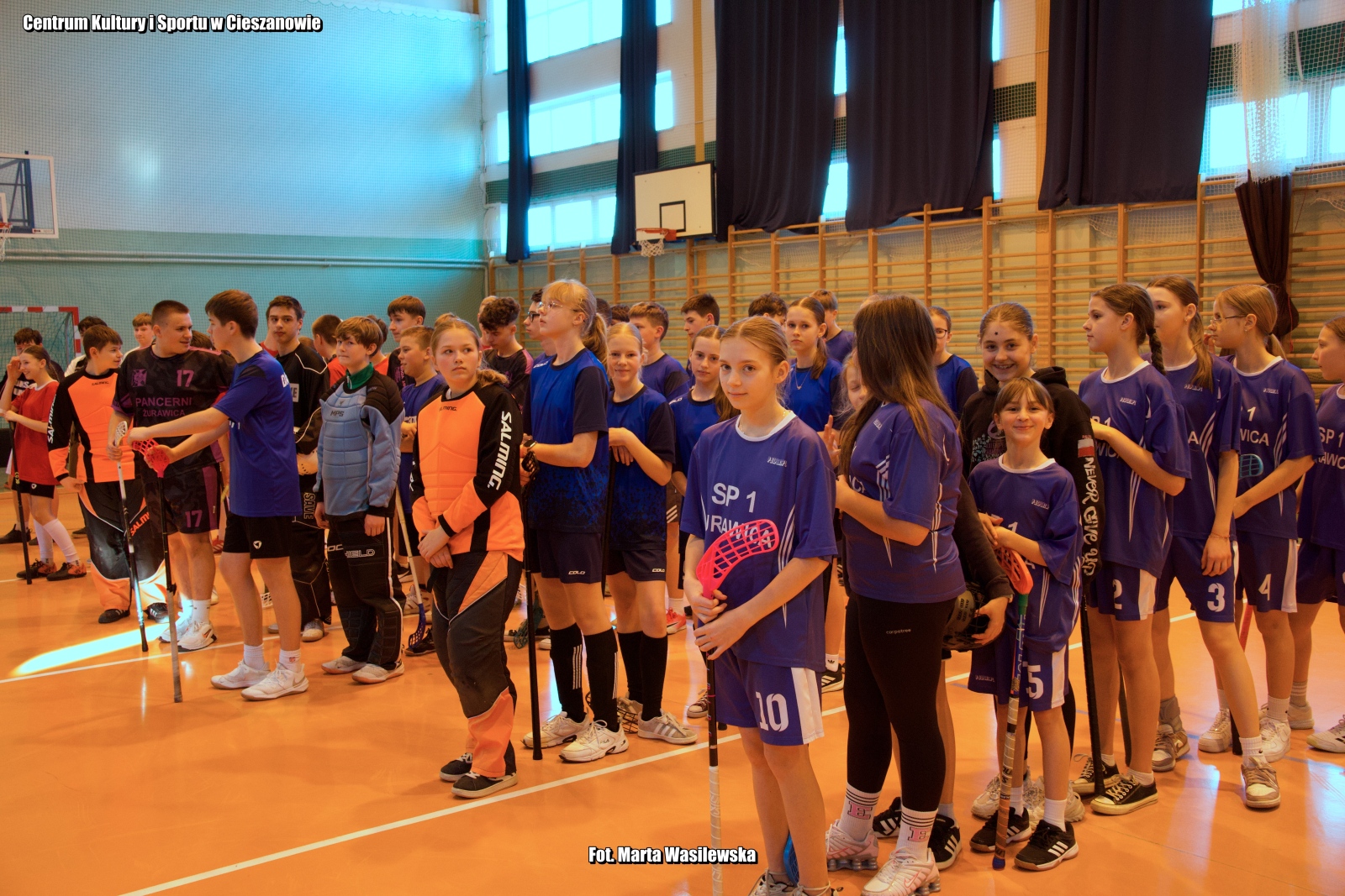 Obraz przedstawiający SP Nowa Wieś i SP Dachnów triumfują w turnieju unihokeja w Cieszanowie