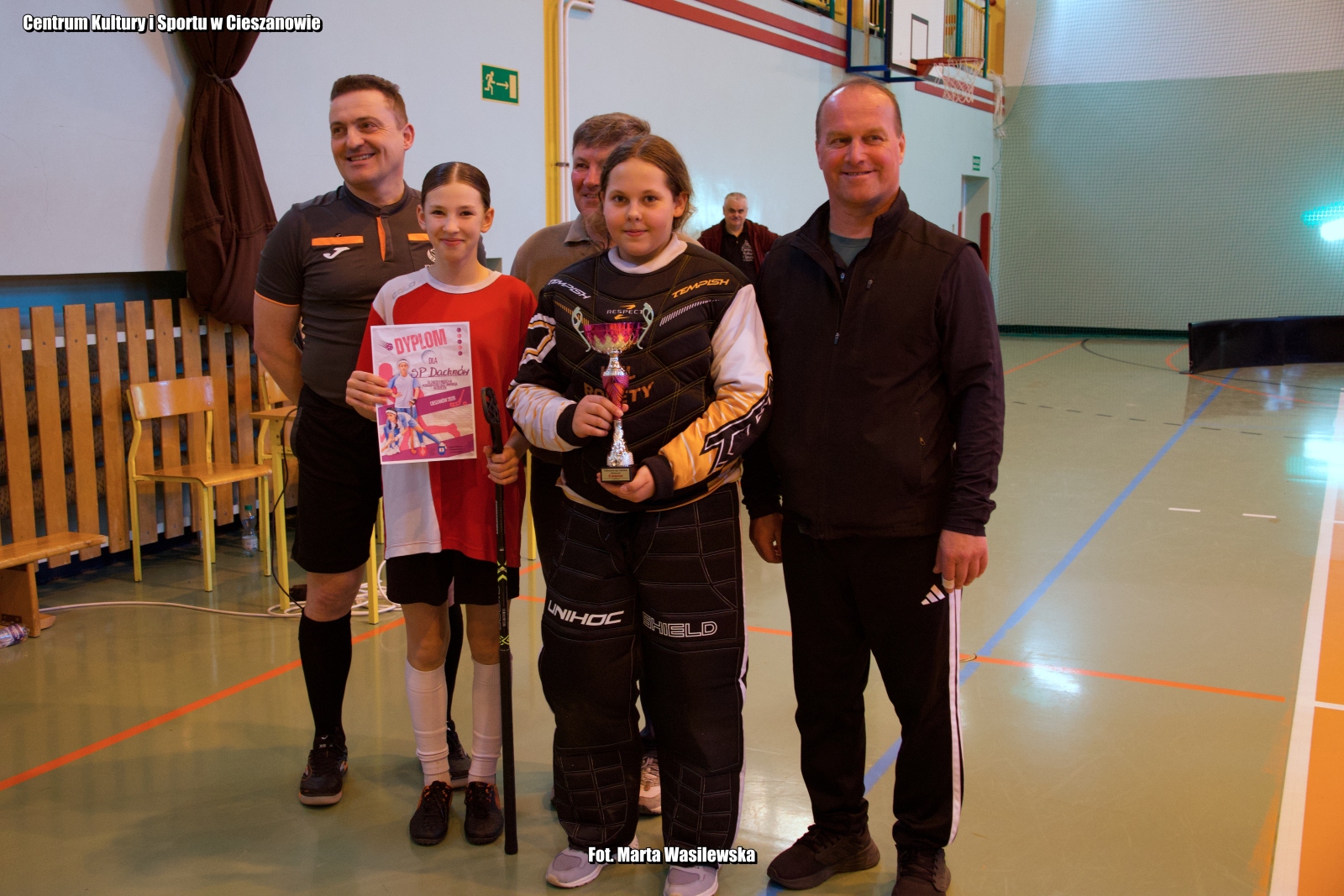 Obraz przedstawiający SP Nowa Wieś i SP Dachnów triumfują w turnieju unihokeja w Cieszanowie