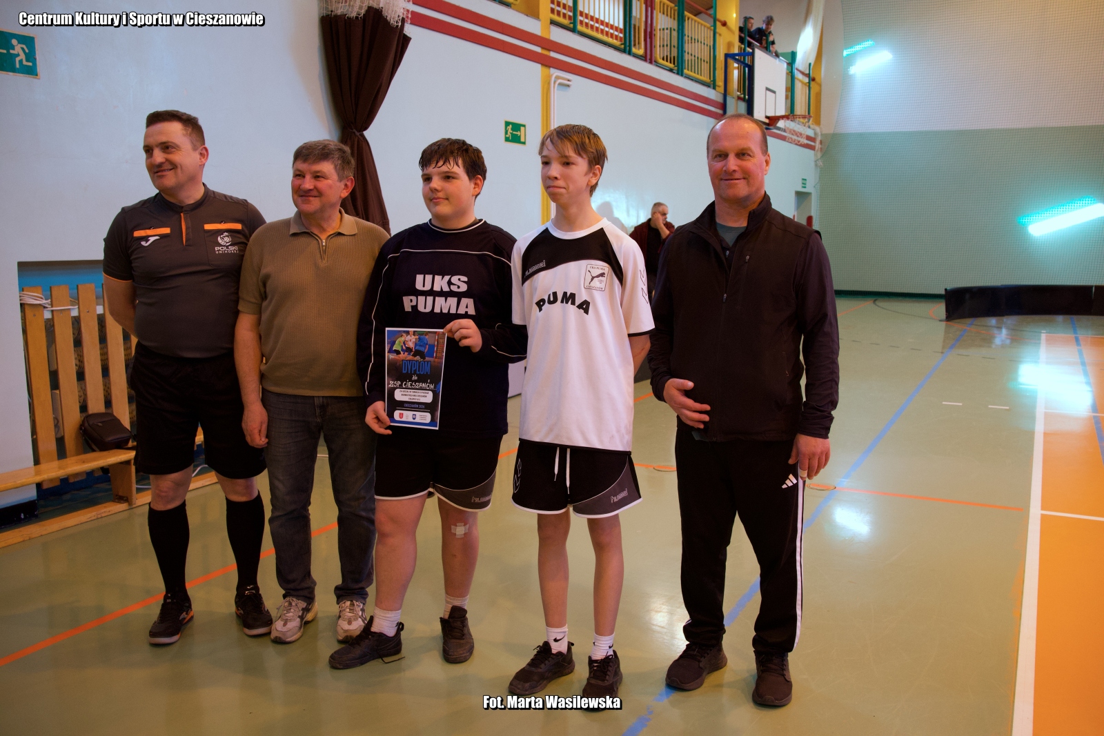 Obraz przedstawiający SP Nowa Wieś i SP Dachnów triumfują w turnieju unihokeja w Cieszanowie