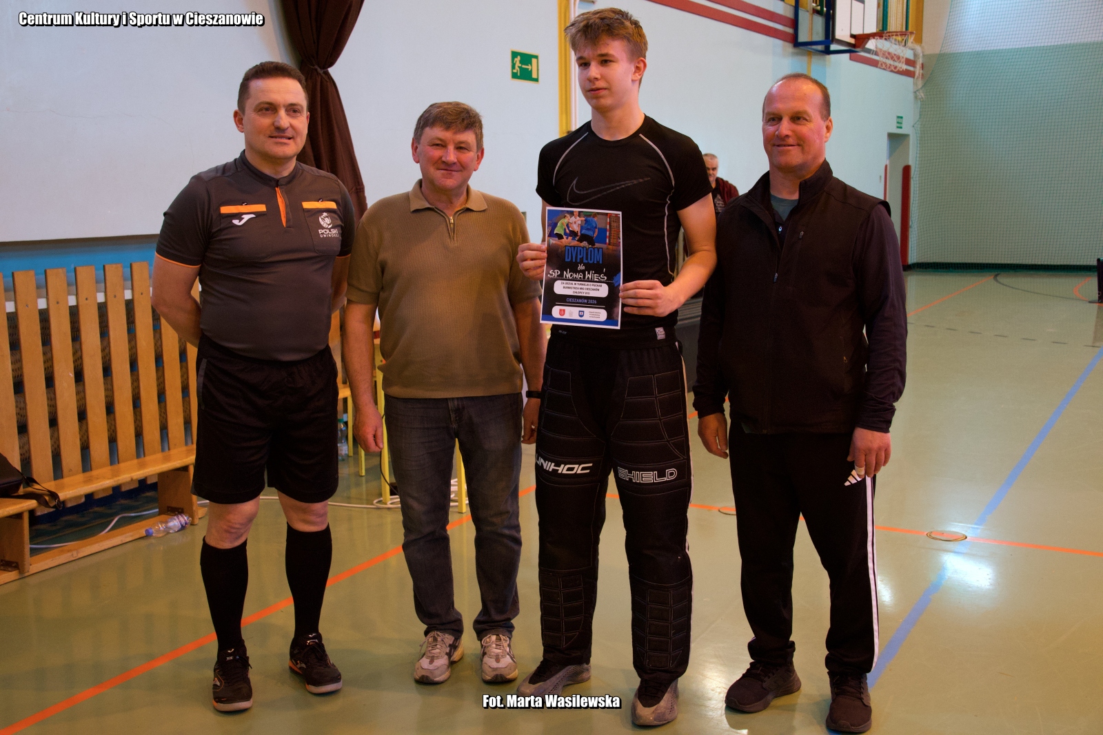 Obraz przedstawiający SP Nowa Wieś i SP Dachnów triumfują w turnieju unihokeja w Cieszanowie