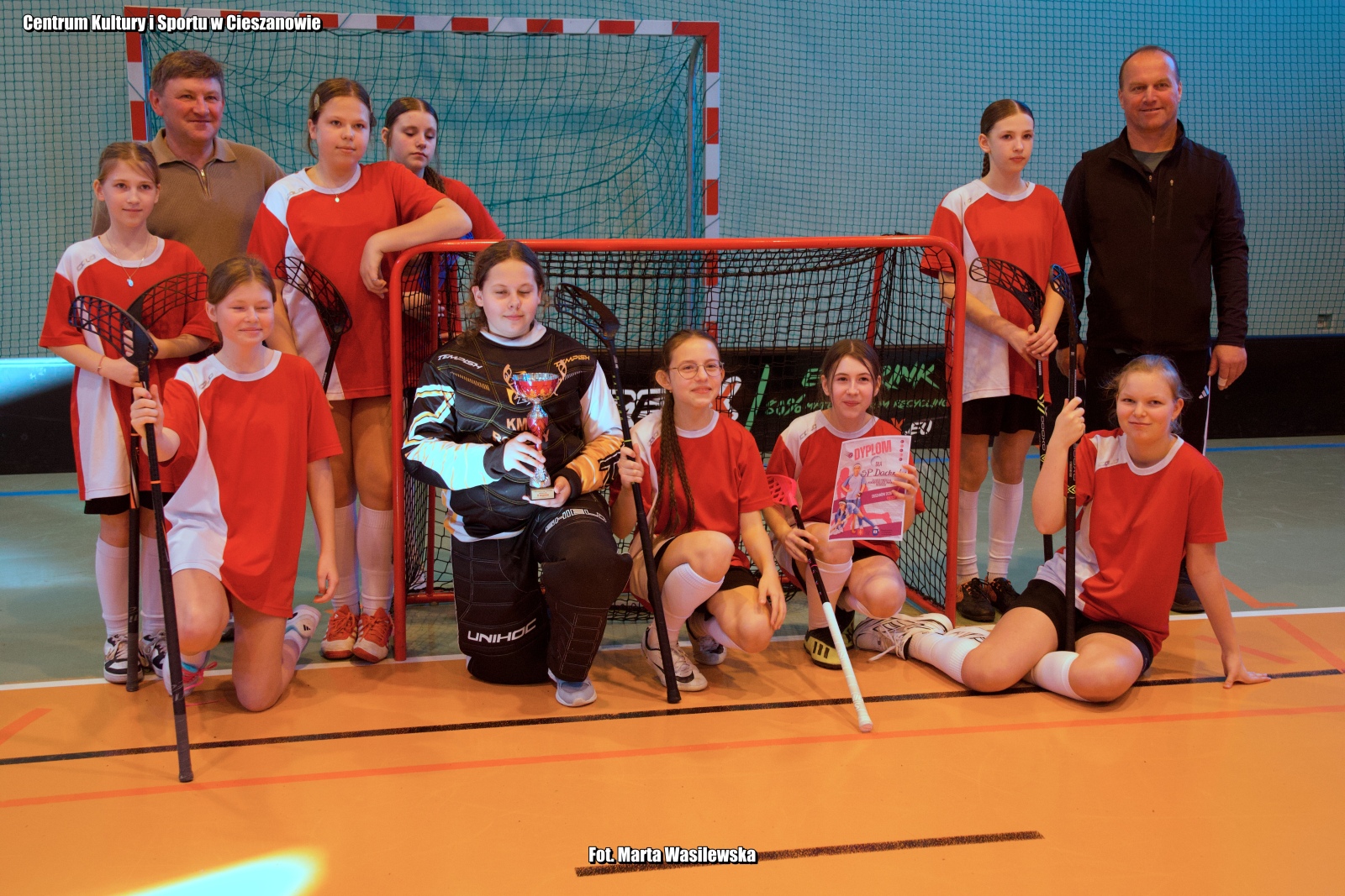 Obraz przedstawiający SP Nowa Wieś i SP Dachnów triumfują w turnieju unihokeja w Cieszanowie