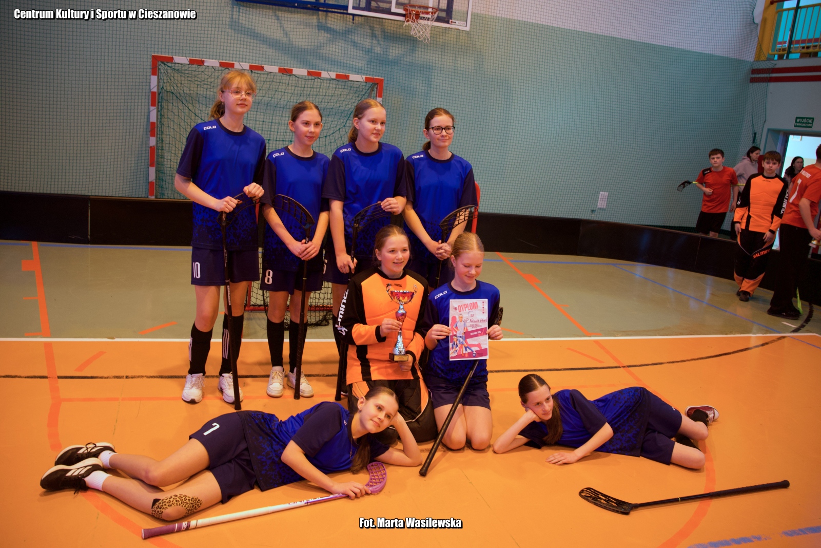 Obraz przedstawiający SP Nowa Wieś i SP Dachnów triumfują w turnieju unihokeja w Cieszanowie