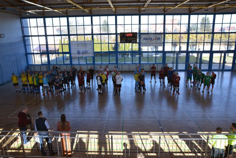 Obraz przedstawiający Oldboye zagrali dla Michalinki. Huragan Basznia Dolna z Pucharem Burmistrza