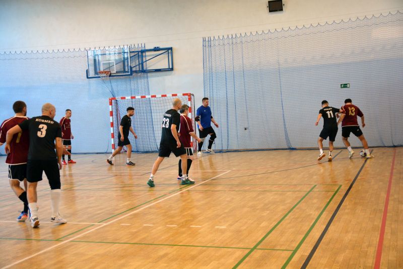 Obraz przedstawiający Oldboye zagrali dla Michalinki. Huragan Basznia Dolna z Pucharem Burmistrza