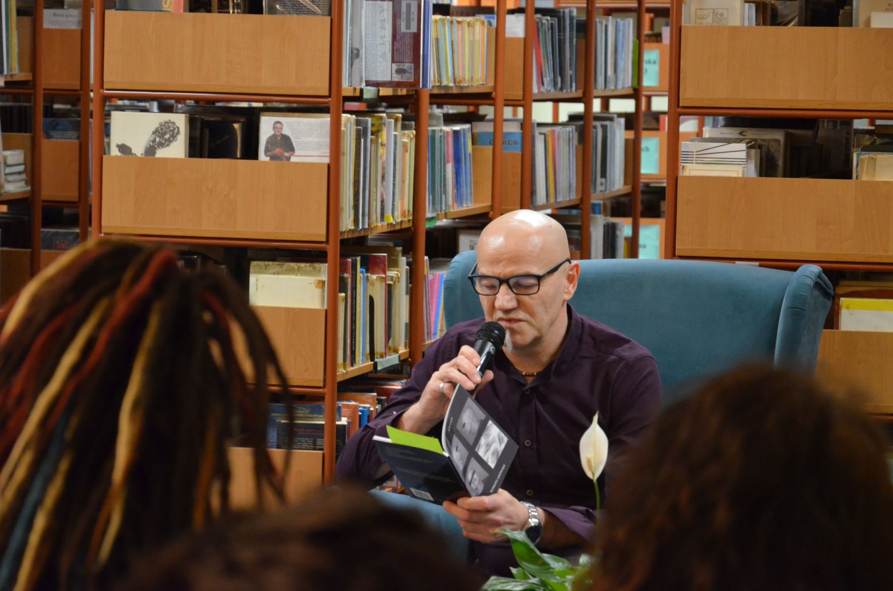 Obraz przedstawiający Jacek Hadam gościł w lubaczowskiej bibliotece