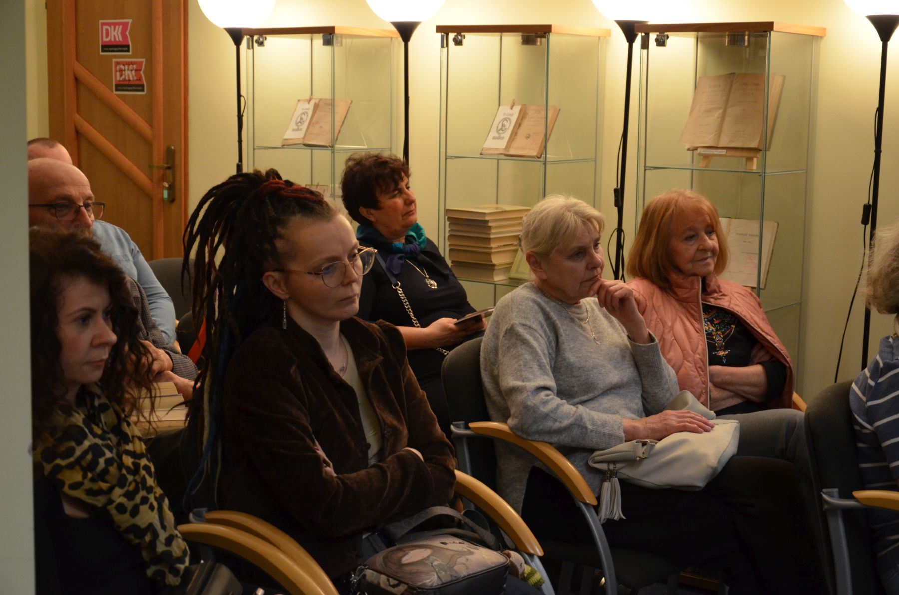 Obraz przedstawiający Jacek Hadam gościł w lubaczowskiej bibliotece