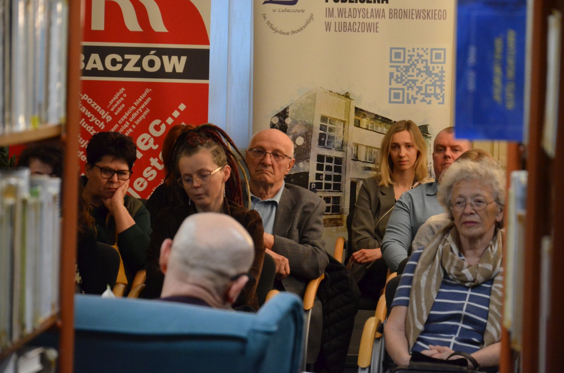 Obraz przedstawiający Jacek Hadam gościł w lubaczowskiej bibliotece