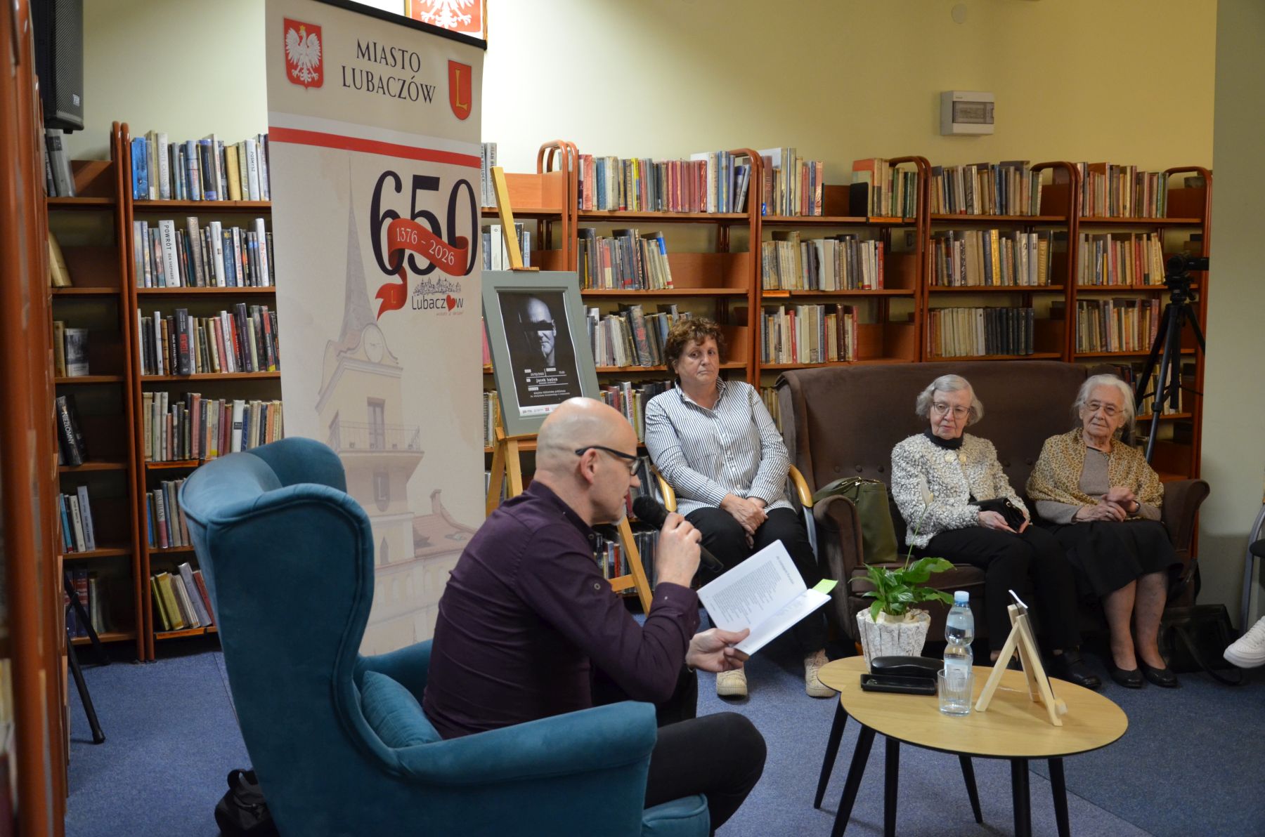 Obraz przedstawiający Jacek Hadam gościł w lubaczowskiej bibliotece