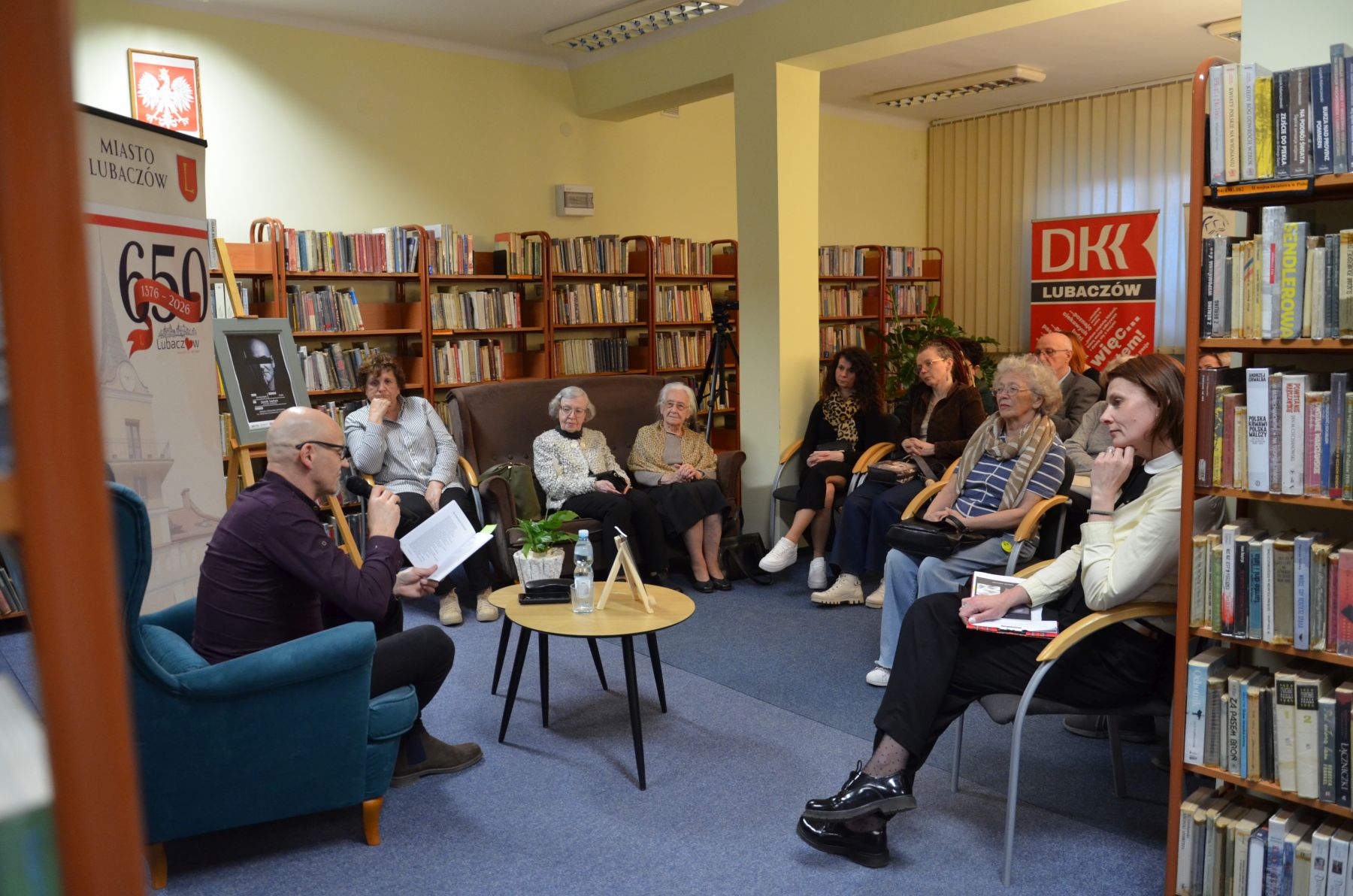 Obraz przedstawiający Jacek Hadam gościł w lubaczowskiej bibliotece
