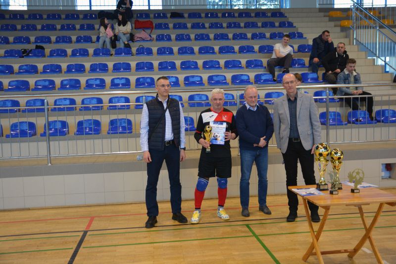 Obraz przedstawiający Oldboye zagrali dla Michalinki. Huragan Basznia Dolna z Pucharem Burmistrza