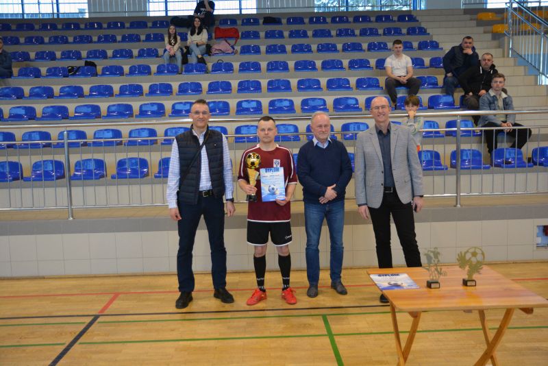 Obraz przedstawiający Oldboye zagrali dla Michalinki. Huragan Basznia Dolna z Pucharem Burmistrza