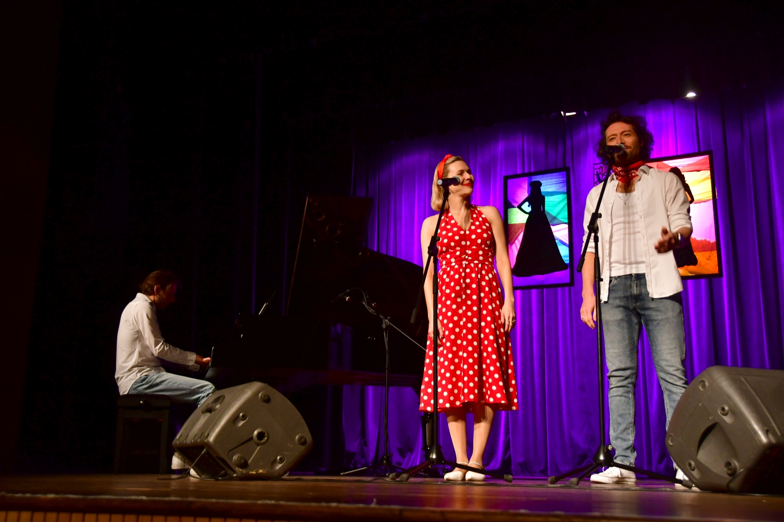 Obraz przedstawiający Słodko-gorzki recital w MDK w Lubaczowie [ZDJĘCIA]