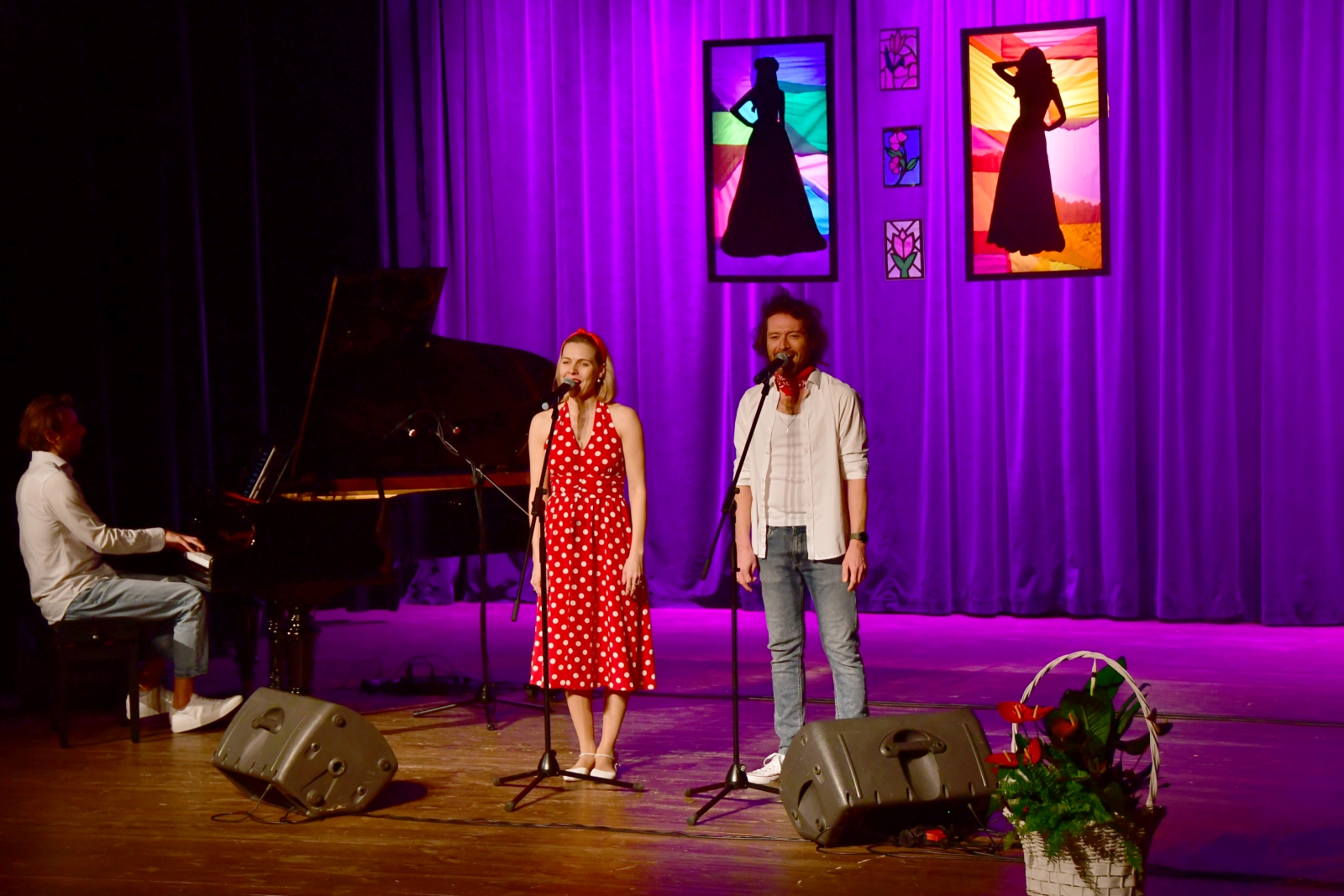 Obraz przedstawiający Słodko-gorzki recital w MDK w Lubaczowie [ZDJĘCIA]