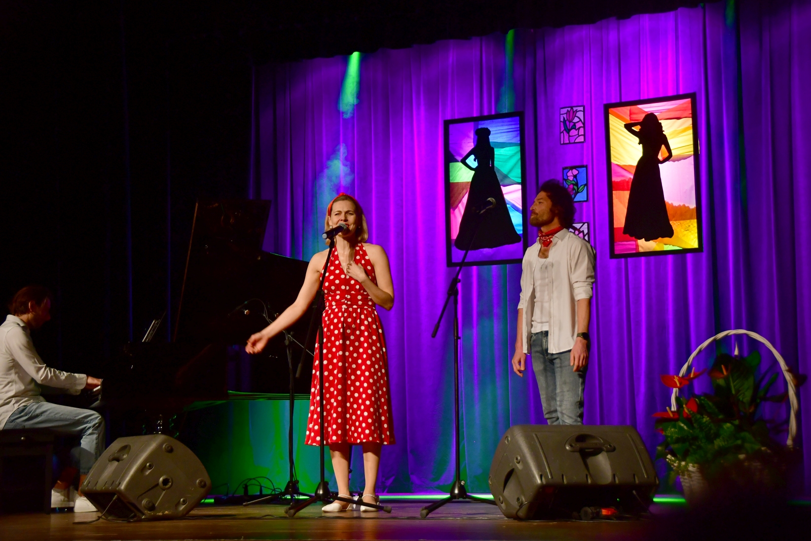 Obraz przedstawiający Słodko-gorzki recital w MDK w Lubaczowie [ZDJĘCIA]