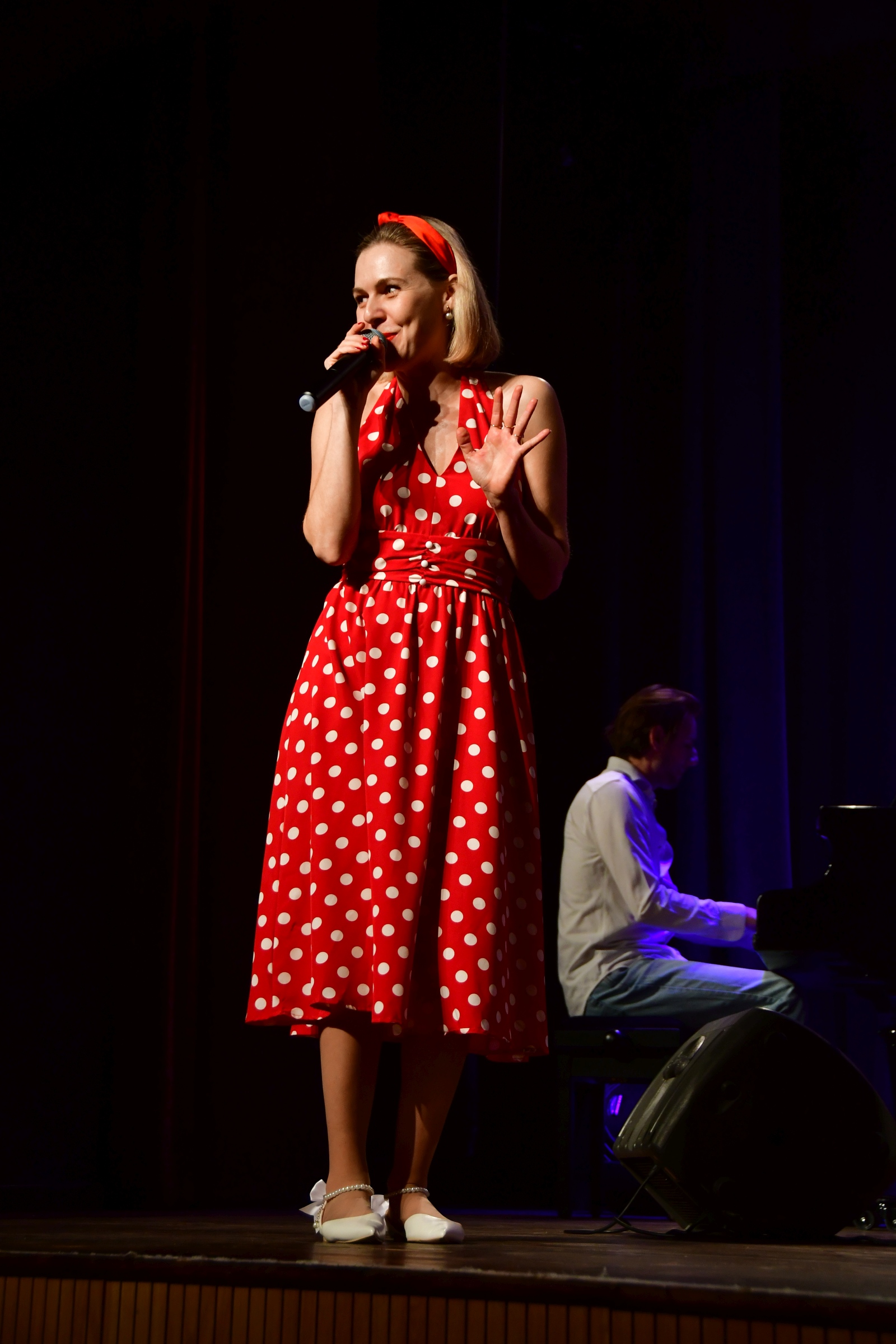 Obraz przedstawiający Słodko-gorzki recital w MDK w Lubaczowie [ZDJĘCIA]