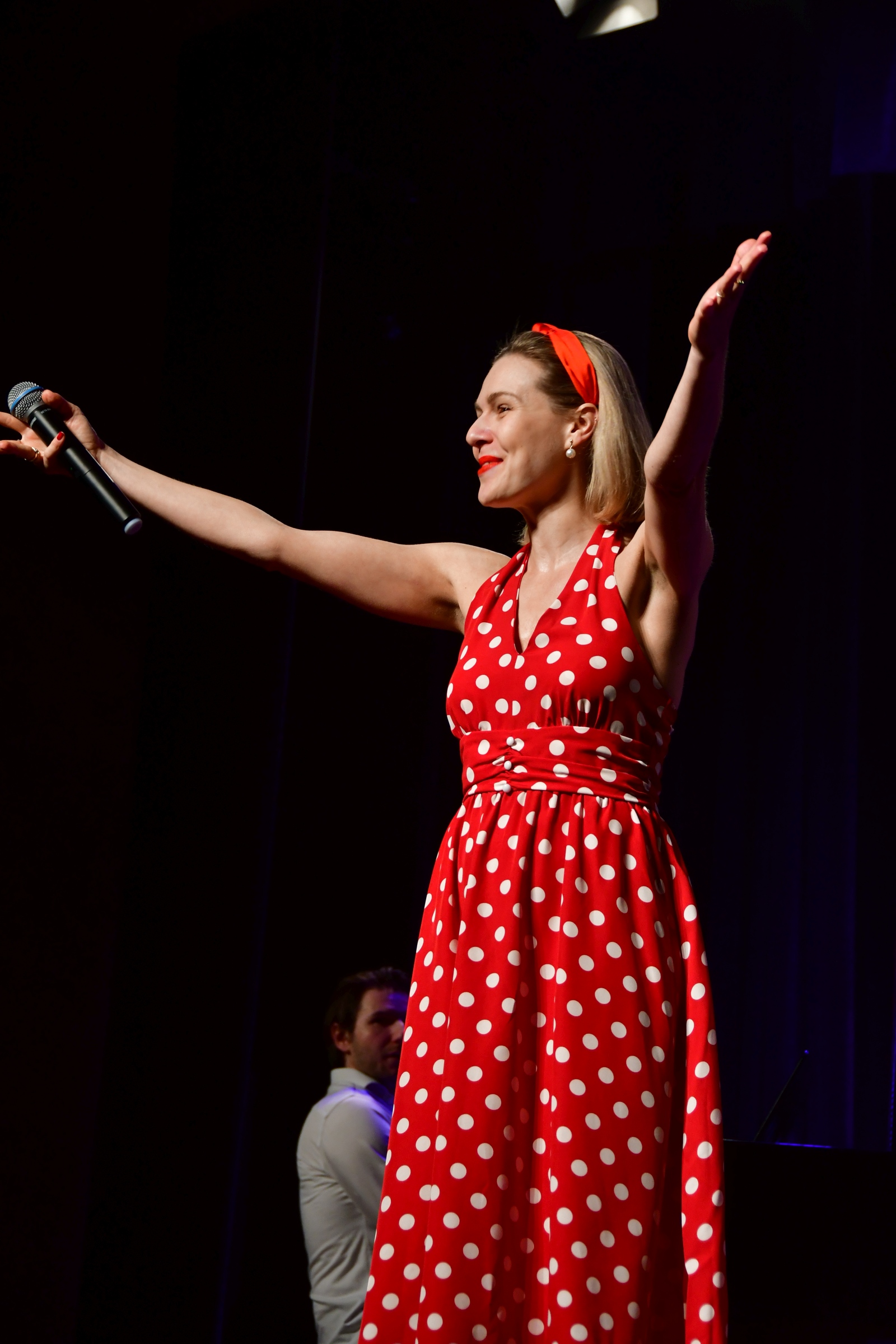 Obraz przedstawiający Słodko-gorzki recital w MDK w Lubaczowie [ZDJĘCIA]