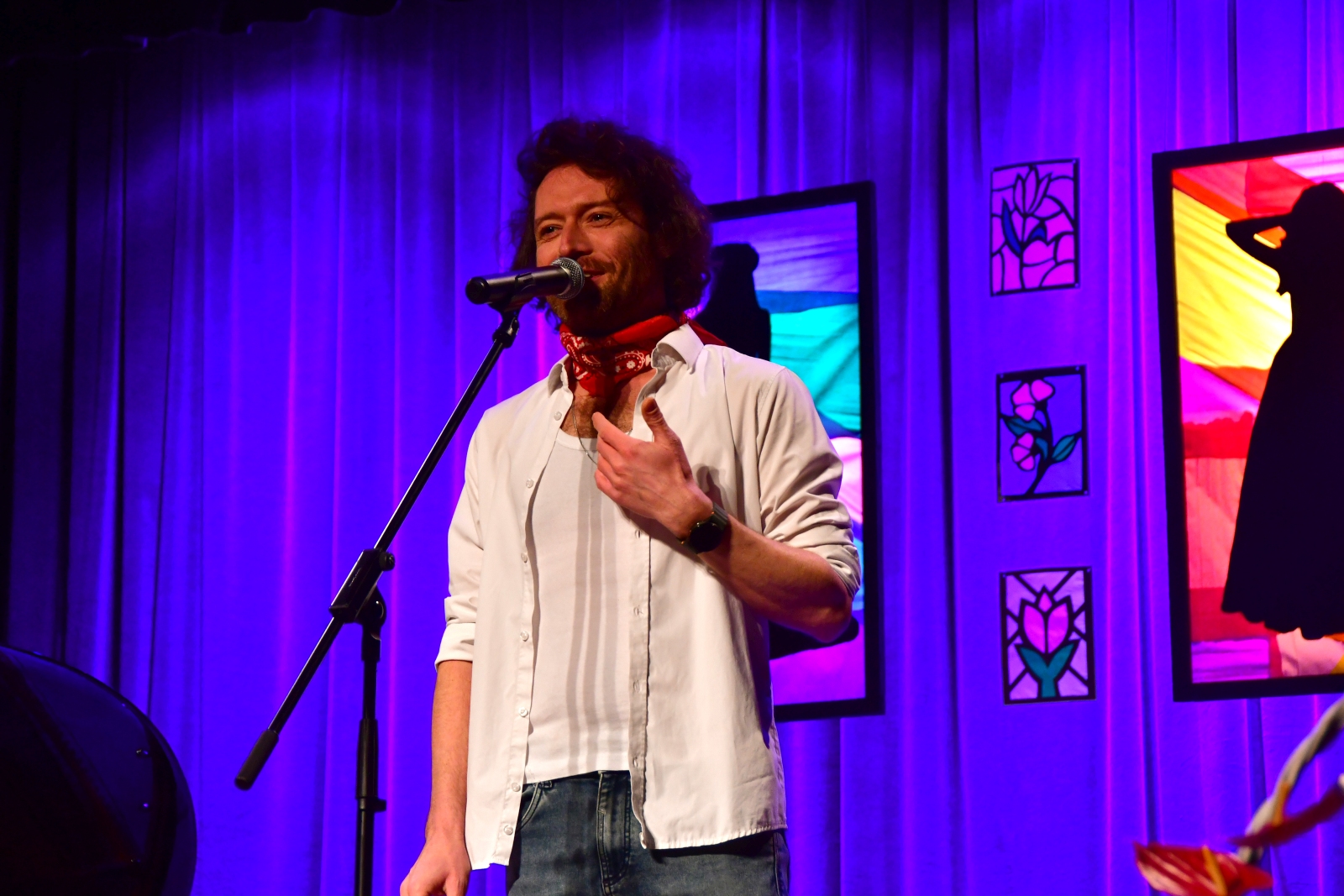 Obraz przedstawiający Słodko-gorzki recital w MDK w Lubaczowie [ZDJĘCIA]