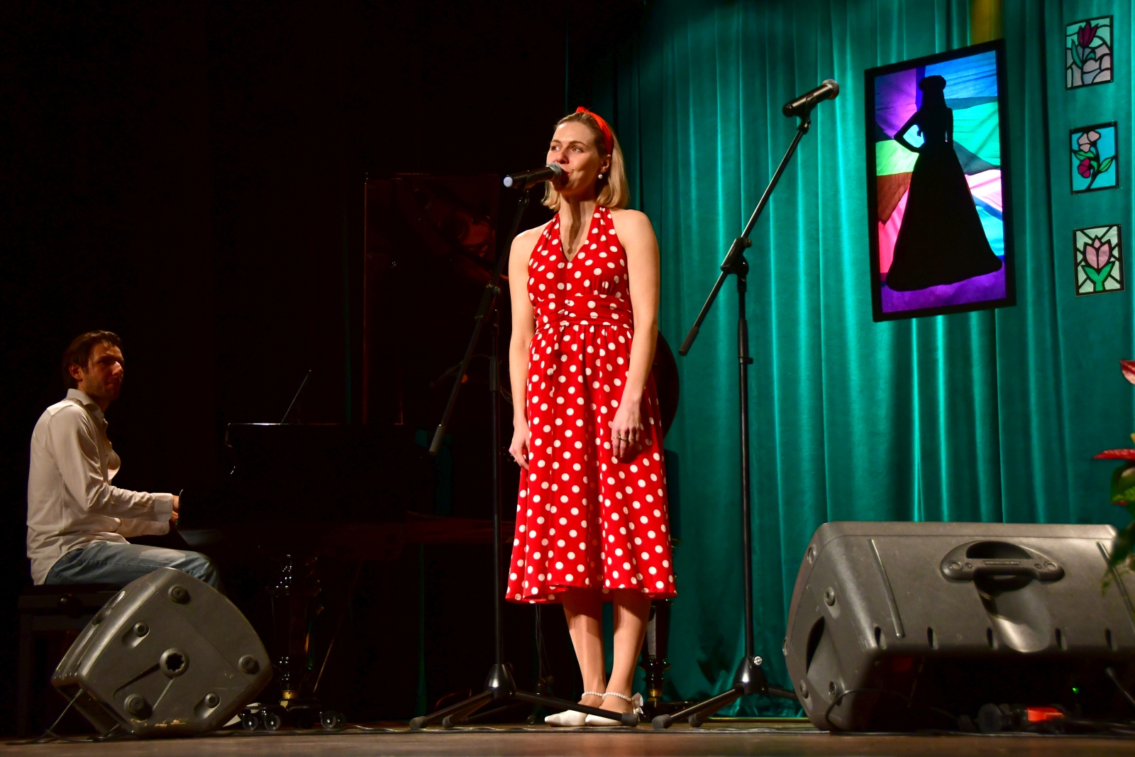 Obraz przedstawiający Słodko-gorzki recital w MDK w Lubaczowie [ZDJĘCIA]