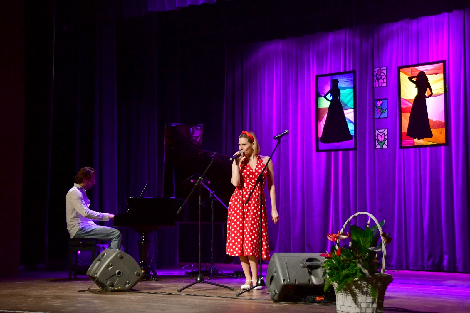 Obraz przedstawiający Słodko-gorzki recital w MDK w Lubaczowie [ZDJĘCIA]