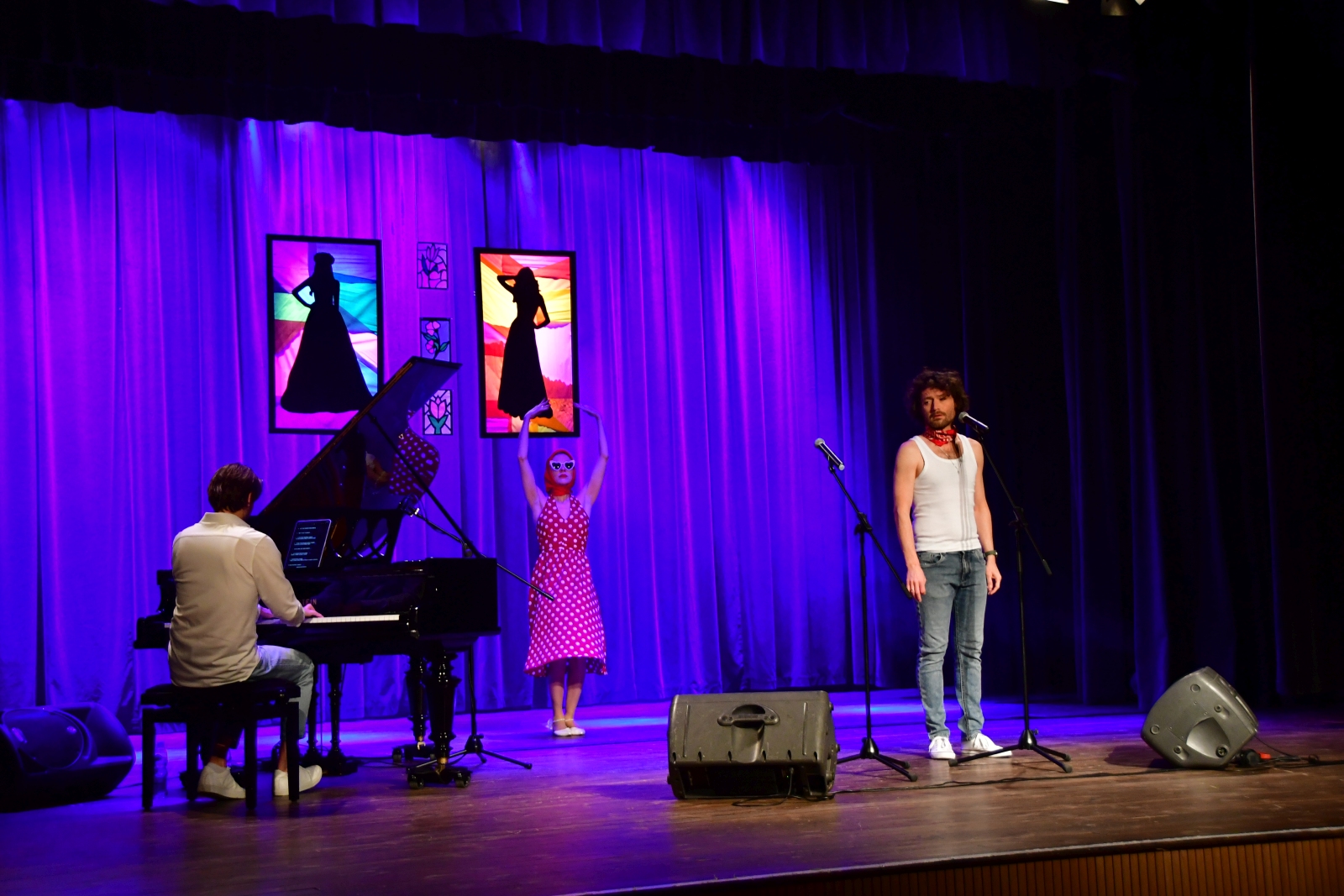 Obraz przedstawiający Słodko-gorzki recital w MDK w Lubaczowie [ZDJĘCIA]