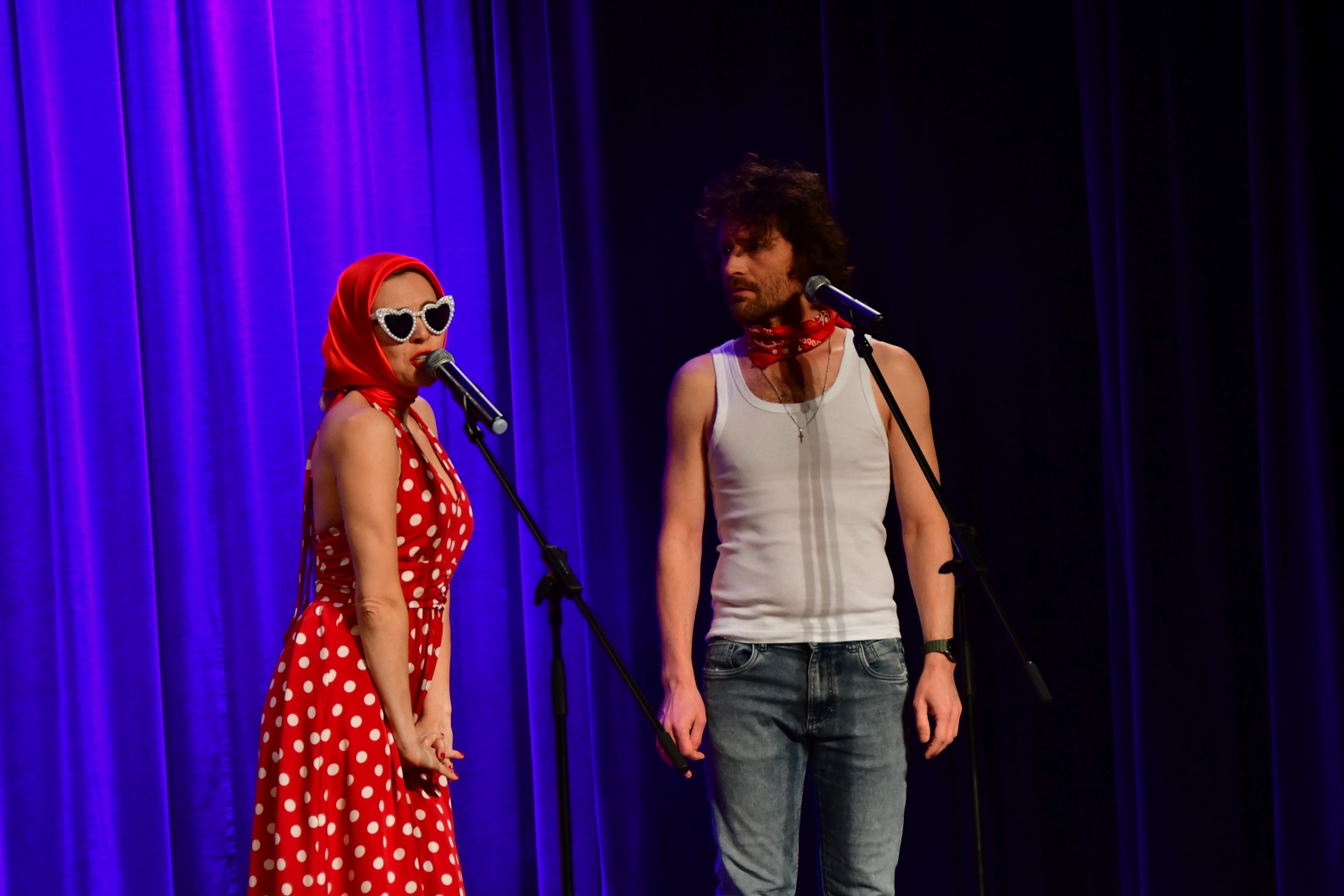 Obraz przedstawiający Słodko-gorzki recital w MDK w Lubaczowie [ZDJĘCIA]