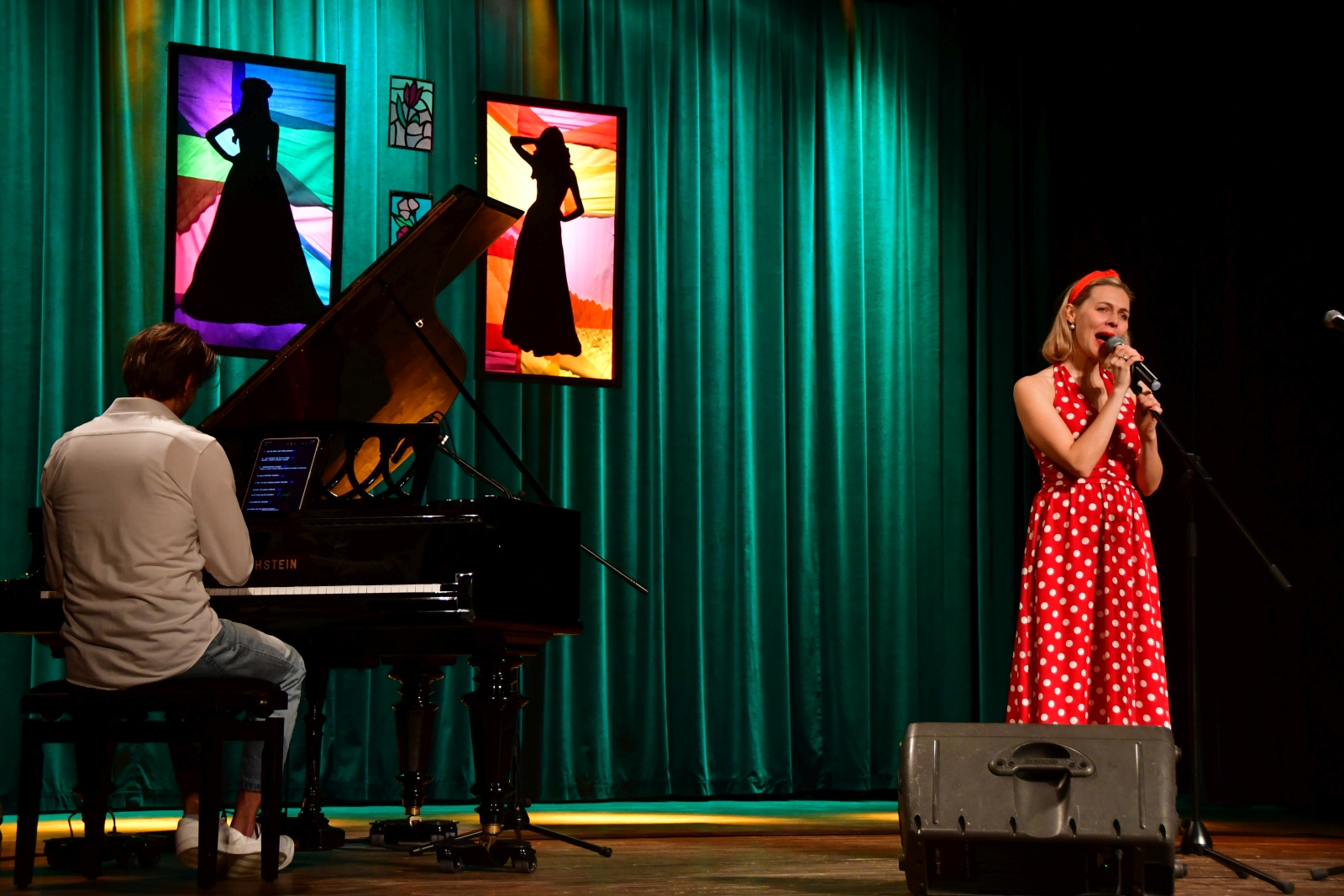 Obraz przedstawiający Słodko-gorzki recital w MDK w Lubaczowie [ZDJĘCIA]