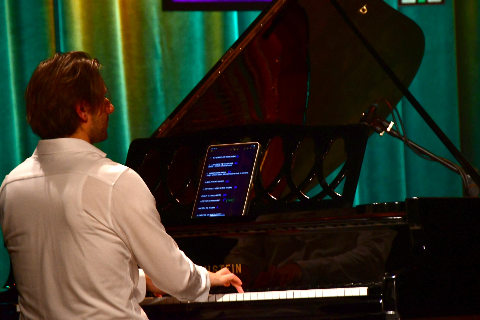 Obraz przedstawiający Słodko-gorzki recital w MDK w Lubaczowie [ZDJĘCIA]