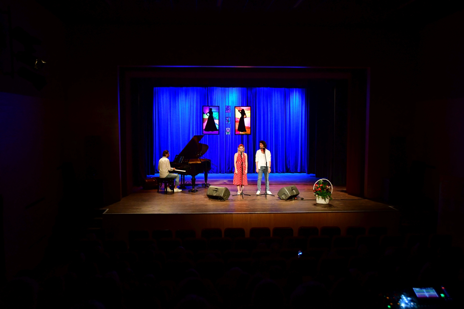 Obraz przedstawiający Słodko-gorzki recital w MDK w Lubaczowie [ZDJĘCIA]