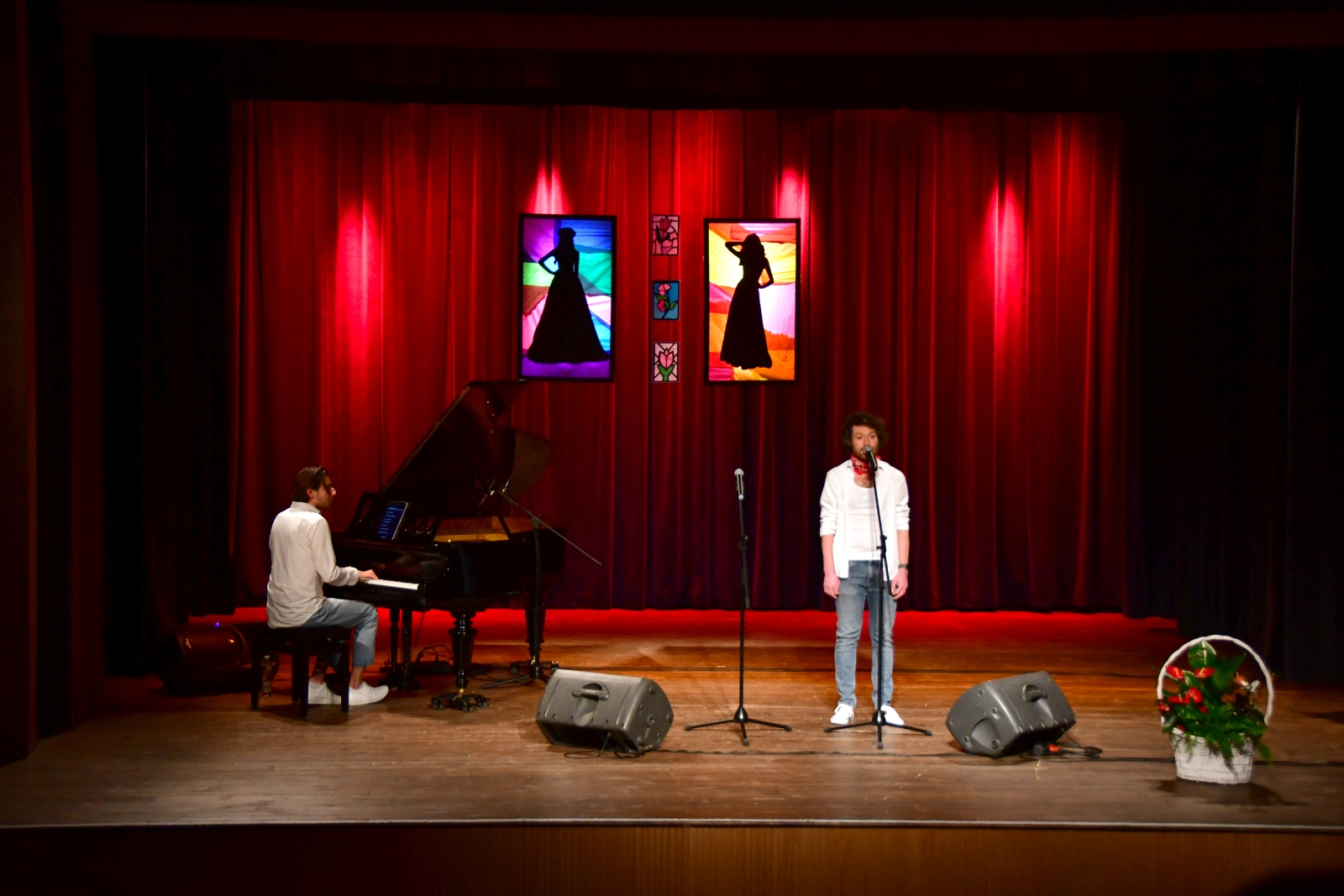 Obraz przedstawiający Słodko-gorzki recital w MDK w Lubaczowie [ZDJĘCIA]