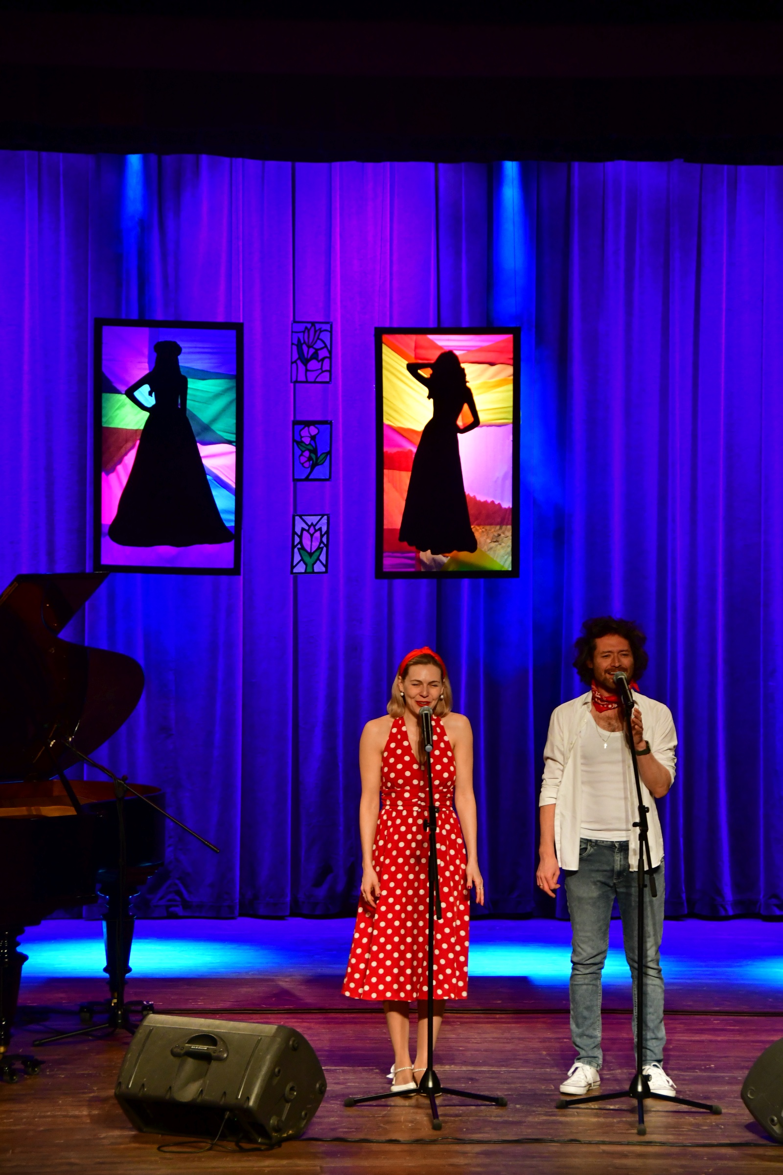 Obraz przedstawiający Słodko-gorzki recital w MDK w Lubaczowie [ZDJĘCIA]