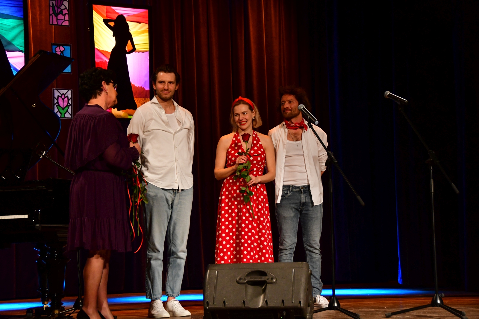 Obraz przedstawiający Słodko-gorzki recital w MDK w Lubaczowie [ZDJĘCIA]