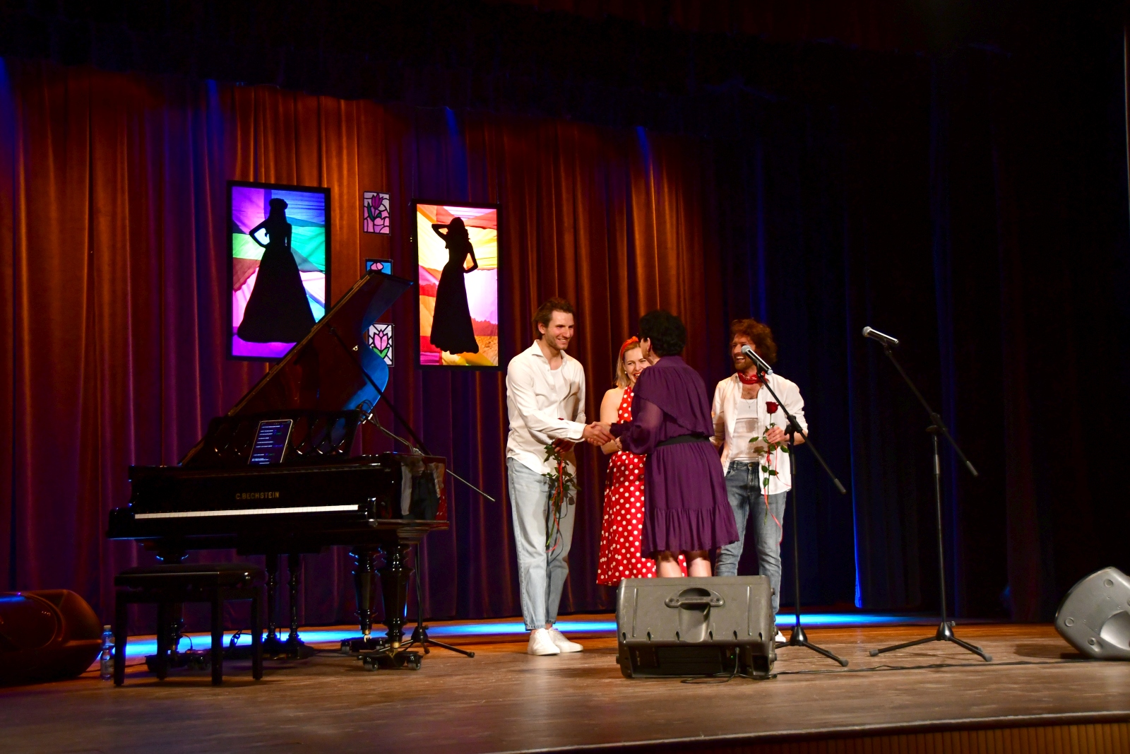 Obraz przedstawiający Słodko-gorzki recital w MDK w Lubaczowie [ZDJĘCIA]