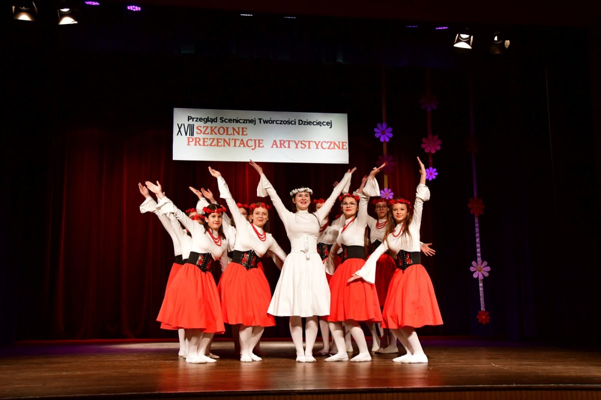 Obraz przedstawiający Znamy zwycięzców powiatowych eliminacji Szkolnych Prezentacji Artystycznych [ZDJĘCIA]