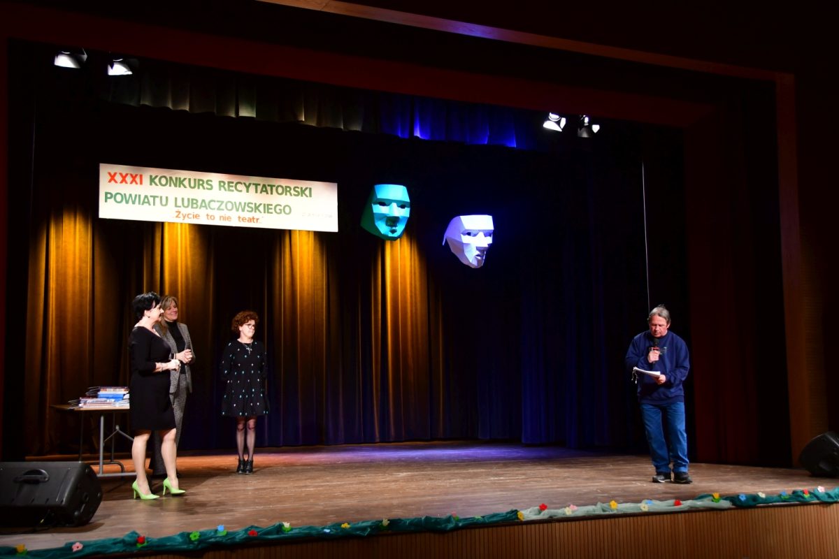 Obraz przedstawiający Wyłoniono najlepszych recytatorów w powiecie. Za nami konkurs "Życie to nie teatr"