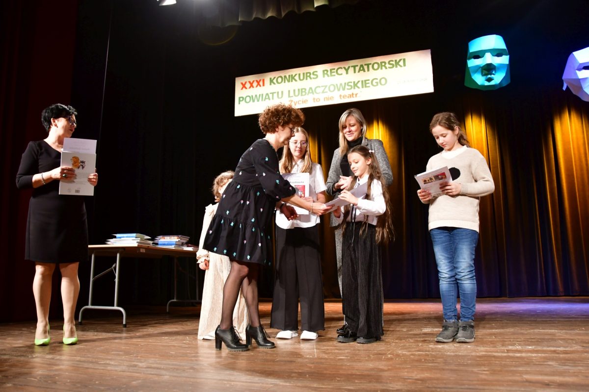Obraz przedstawiający Wyłoniono najlepszych recytatorów w powiecie. Za nami konkurs "Życie to nie teatr"
