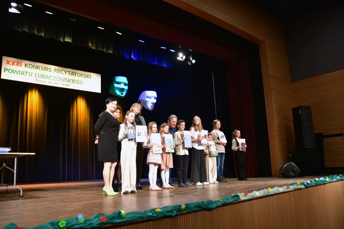 Obraz przedstawiający Wyłoniono najlepszych recytatorów w powiecie. Za nami konkurs "Życie to nie teatr"