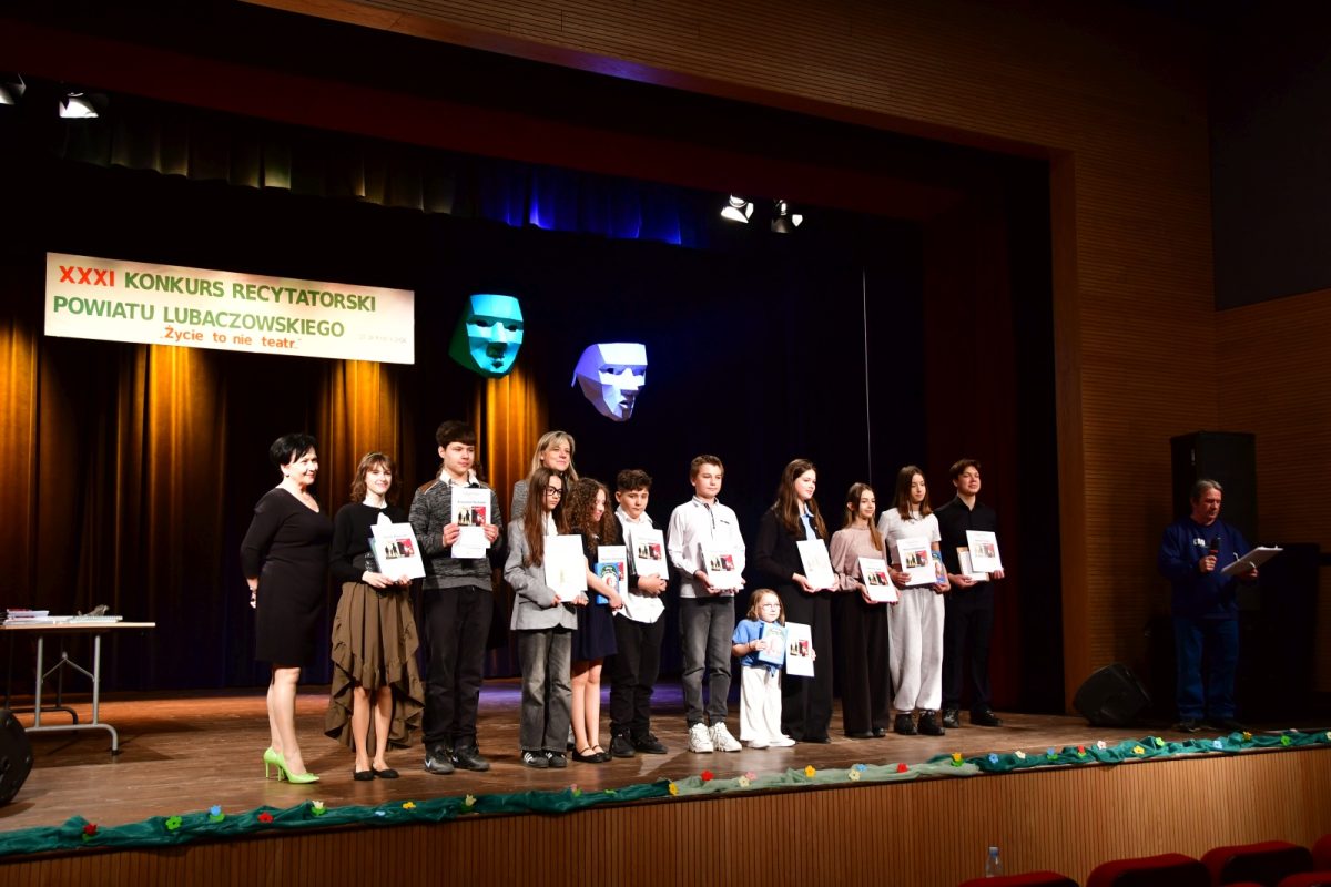 Obraz przedstawiający Wyłoniono najlepszych recytatorów w powiecie. Za nami konkurs "Życie to nie teatr"