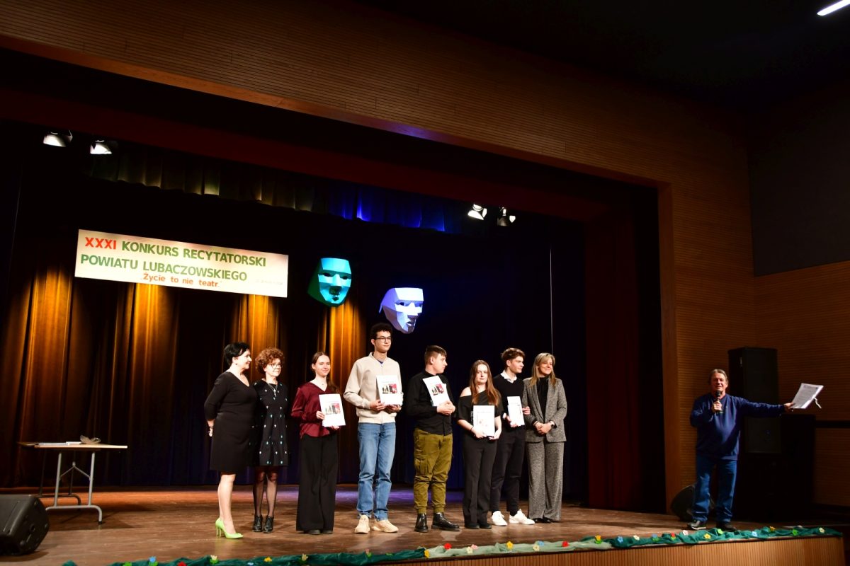 Obraz przedstawiający Wyłoniono najlepszych recytatorów w powiecie. Za nami konkurs "Życie to nie teatr"