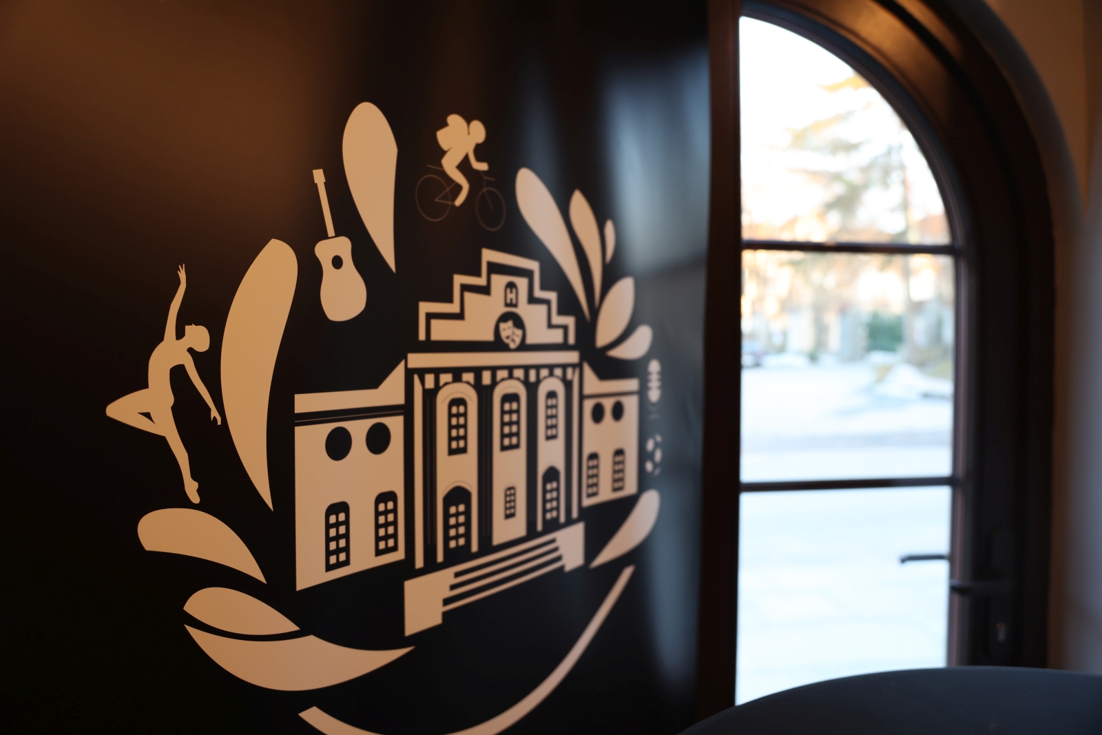 Obraz przedstawiający Historia na wyciągnięcie ręki. Kultowe projektory zdobią hol Teatru Dworskiego