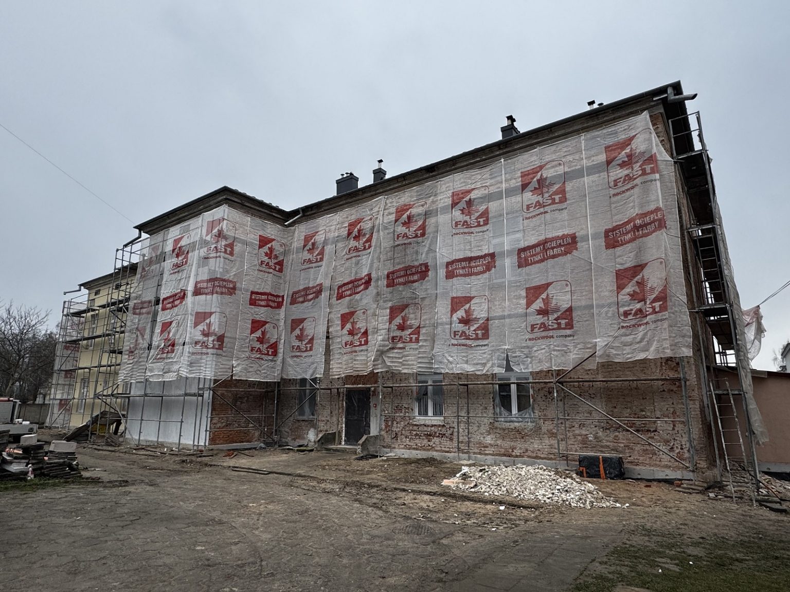 Obraz przedstawiający Zabytkowy budynek przy ulicy Kurierów AK w Lubaczowie odzyskuje dawny blask