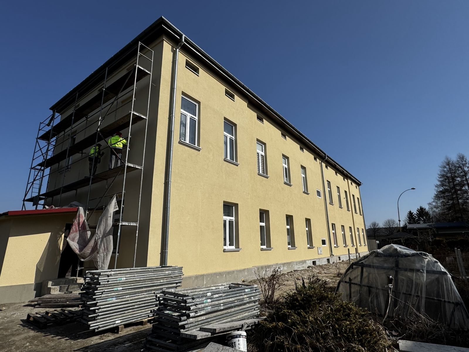 Obraz przedstawiający Zabytkowy budynek przy ulicy Kurierów AK w Lubaczowie odzyskuje dawny blask