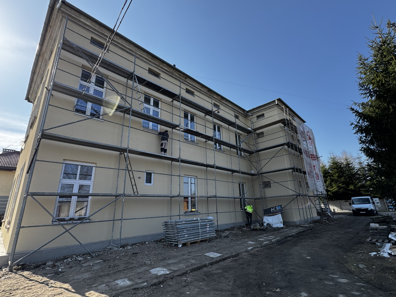 Obraz przedstawiający Zabytkowy budynek przy ulicy Kurierów AK w Lubaczowie odzyskuje dawny blask