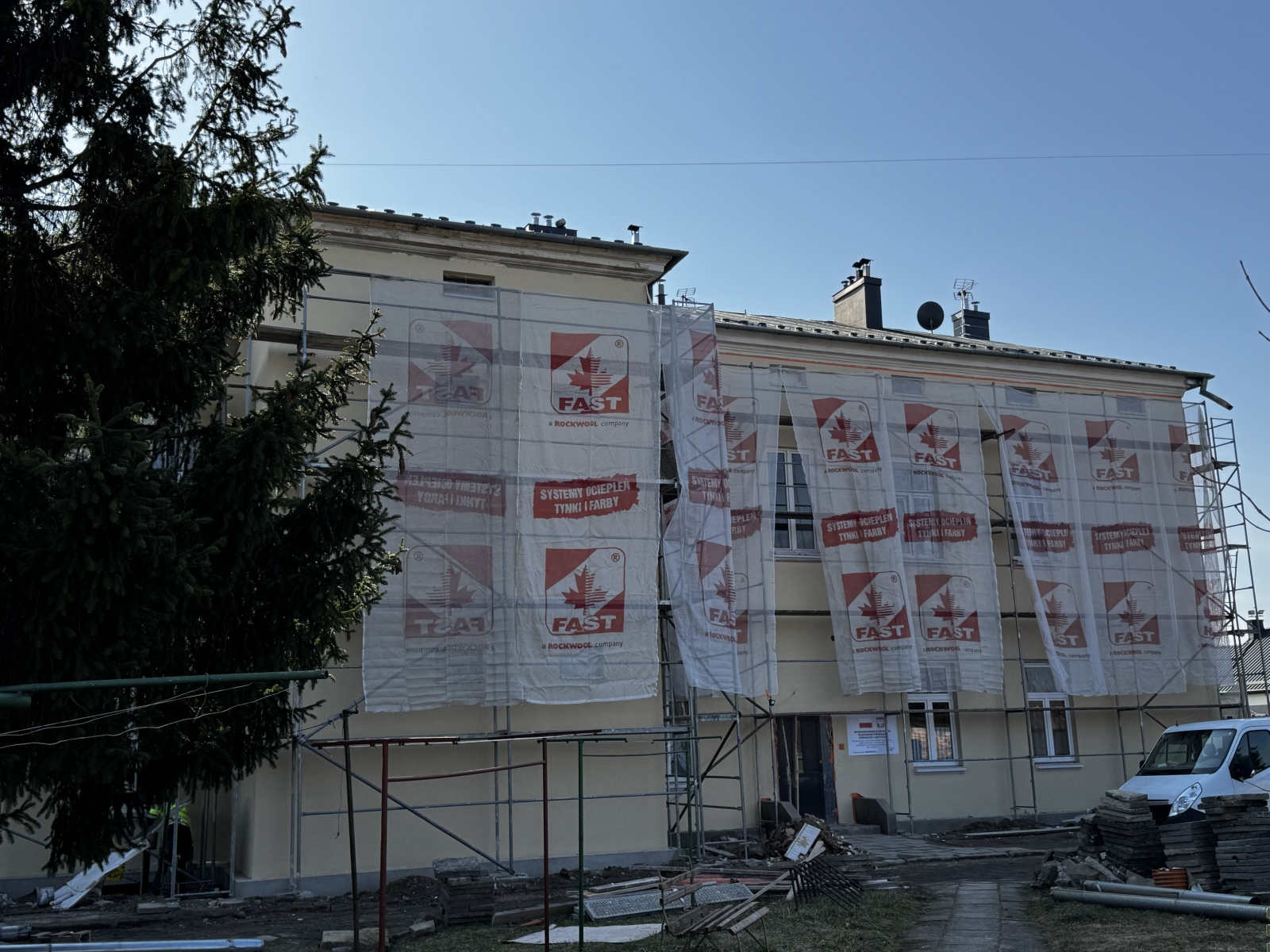 Obraz przedstawiający Zabytkowy budynek przy ulicy Kurierów AK w Lubaczowie odzyskuje dawny blask