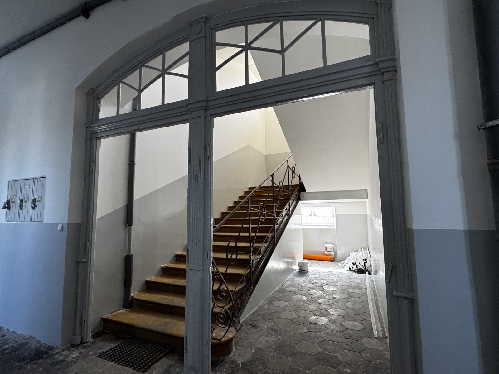 Obraz przedstawiający Zabytkowy budynek przy ulicy Kurierów AK w Lubaczowie odzyskuje dawny blask