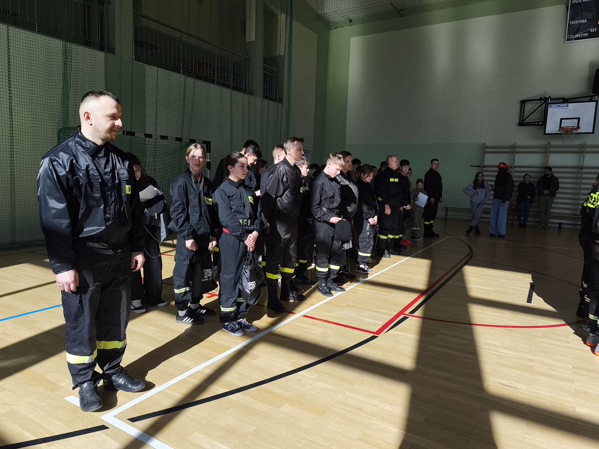 Obraz przedstawiający Za nami I Gminne Halowe Zawody Sportowo-Pożarnicze w Lisich Jamach