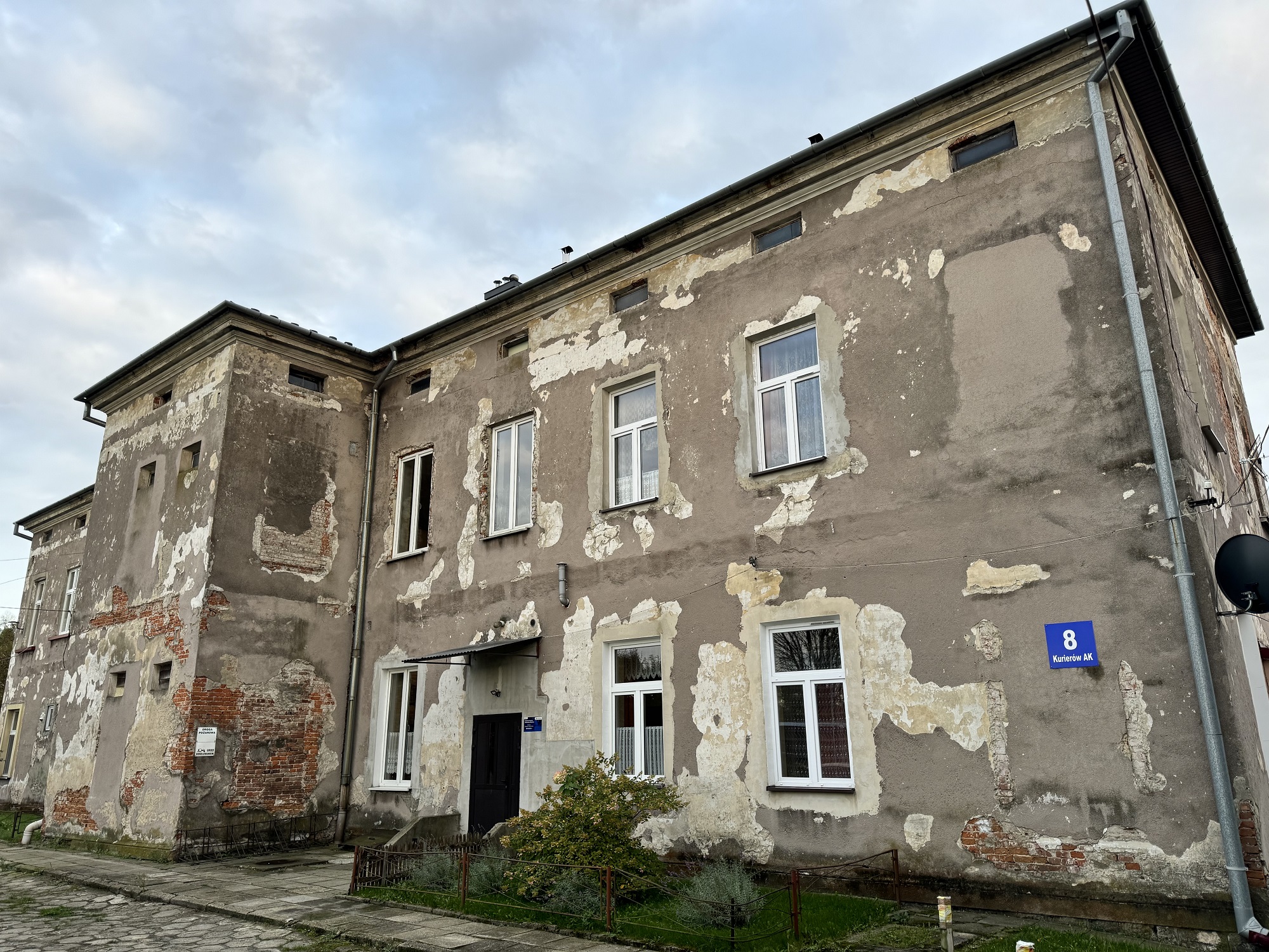 Obraz przedstawiający Zabytkowy budynek przy ulicy Kurierów AK w Lubaczowie odzyskuje dawny blask