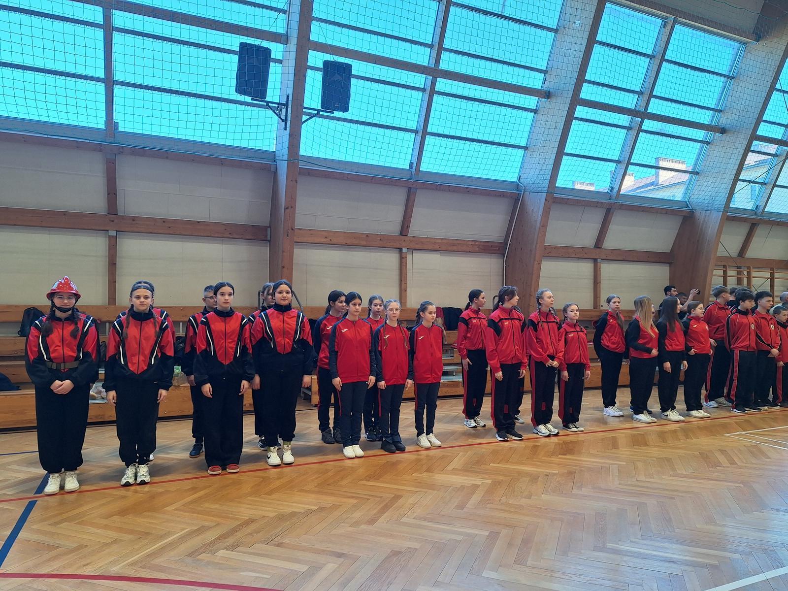 Obraz przedstawiający Udane Gminne Halowe Młodzieżowe Zawody Sportowo-Pożarnicze w Oleszycach