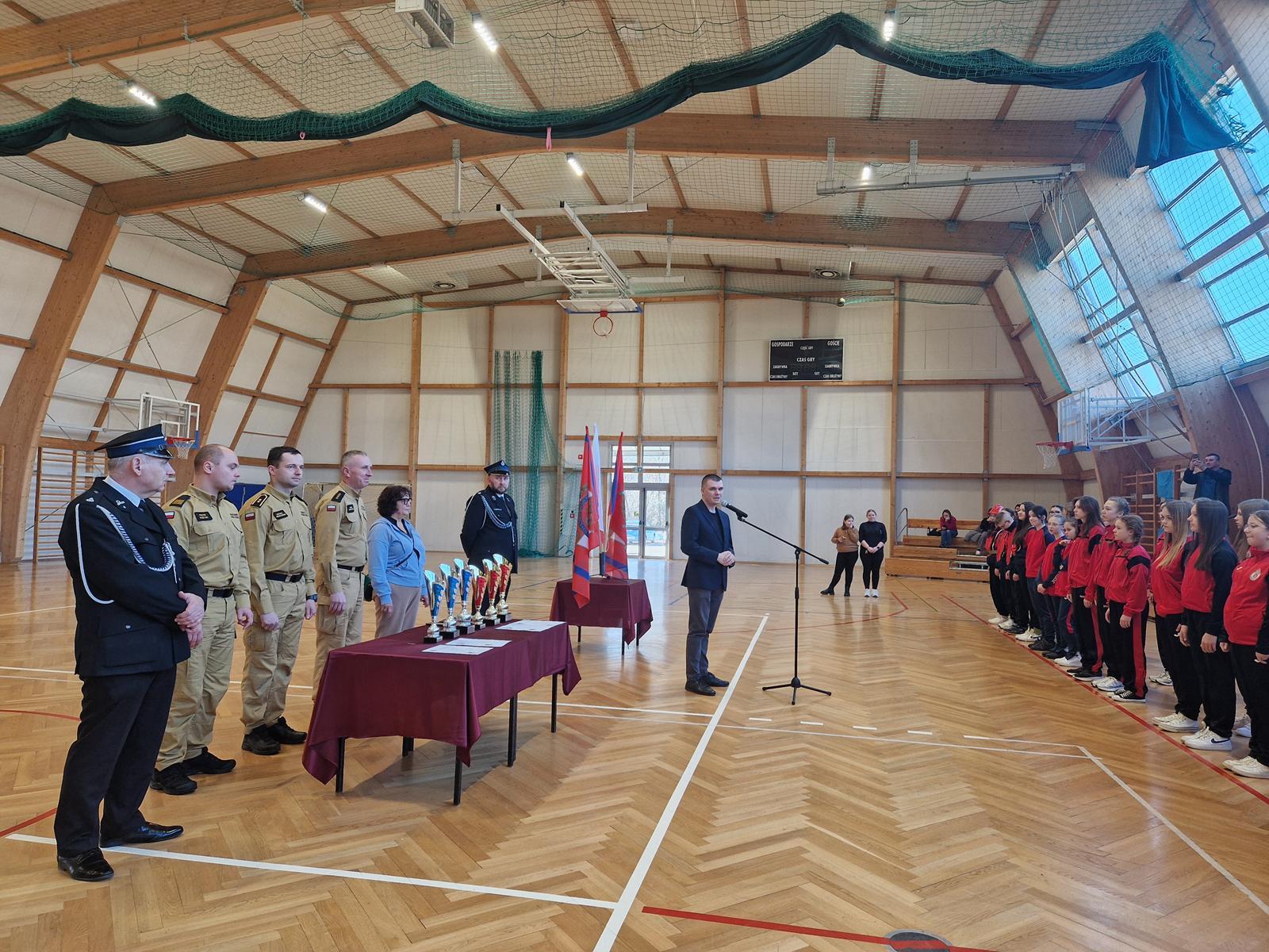 Obraz przedstawiający Udane Gminne Halowe Młodzieżowe Zawody Sportowo-Pożarnicze w Oleszycach