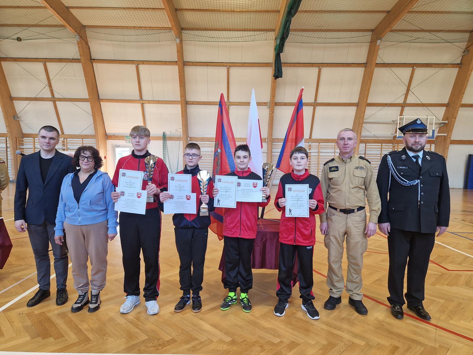 Obraz przedstawiający Udane Gminne Halowe Młodzieżowe Zawody Sportowo-Pożarnicze w Oleszycach